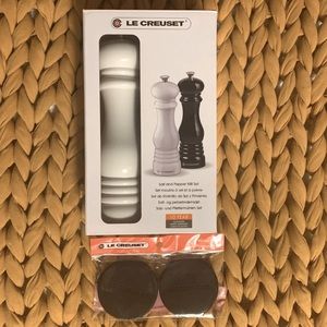 NIB Le Creuset Salt & Pepper mill set w/ mill caps